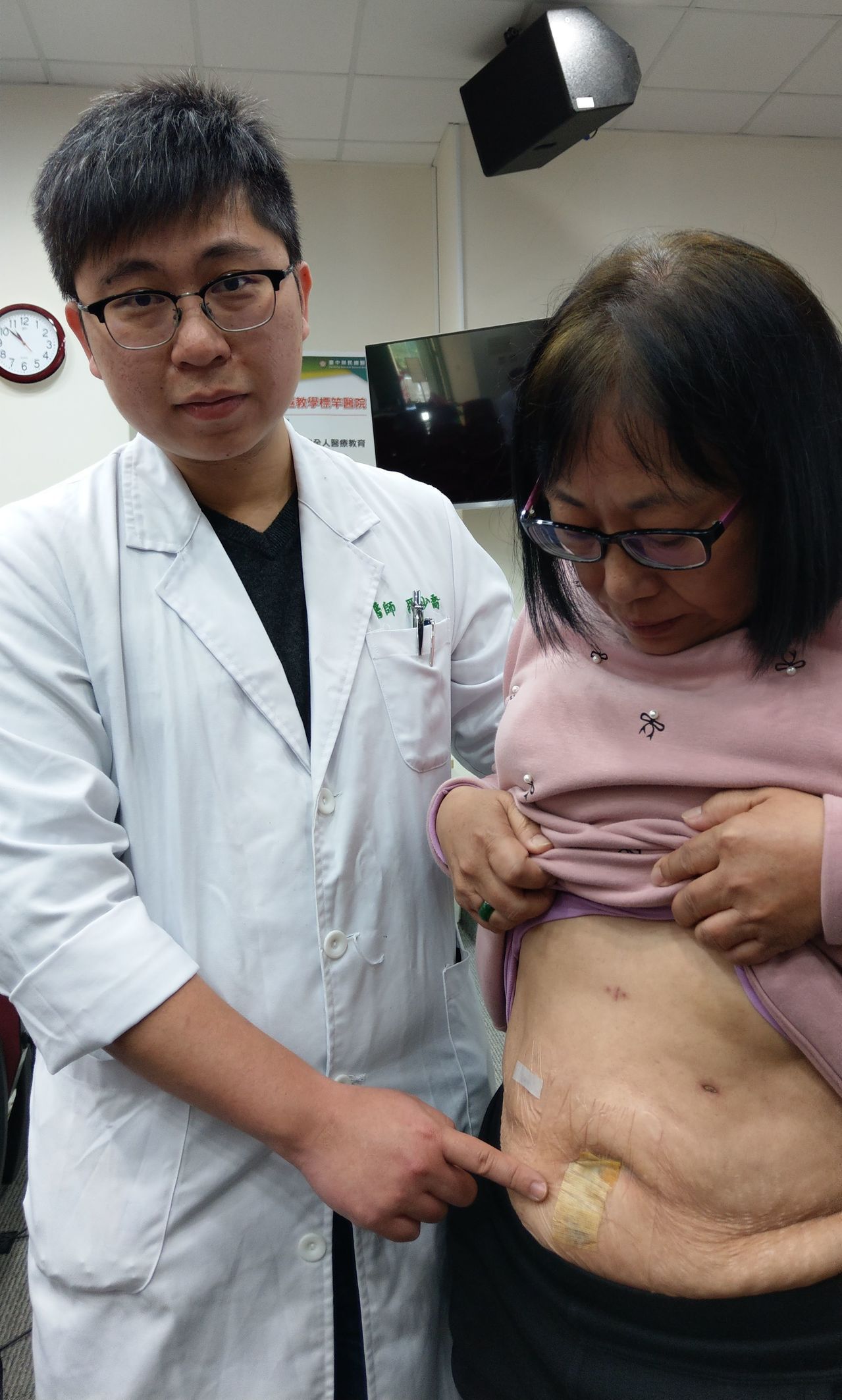 醫師羅少喬（左）說明黃姓婦人（右）手術的傷口位置。記者趙容萱／攝影