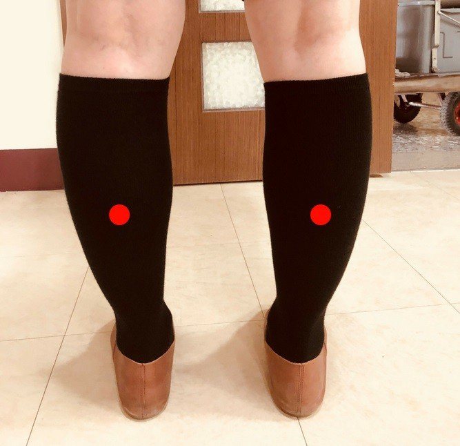 「承山穴」位於小腿後方肌肉隆起處的下邊，按摩此處可幫助消除雙腳酸痛。圖片／朴子醫院提供