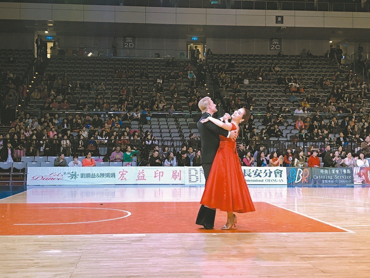 穿高跟鞋跳舞未必會得足底筋膜炎，圖為藝人小嫻(右)過去為國標大賽開舞。