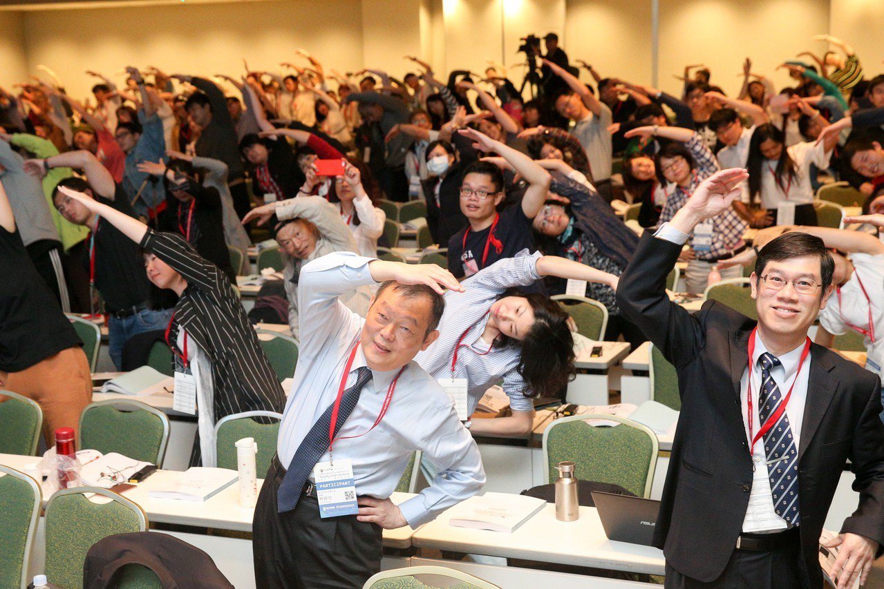 預防衰弱介入國際研討會在台北國際會議中心舉行，現場聽眾跟著大阪產業大學教授一起做衰弱預防健身操。記者林伯東／攝影