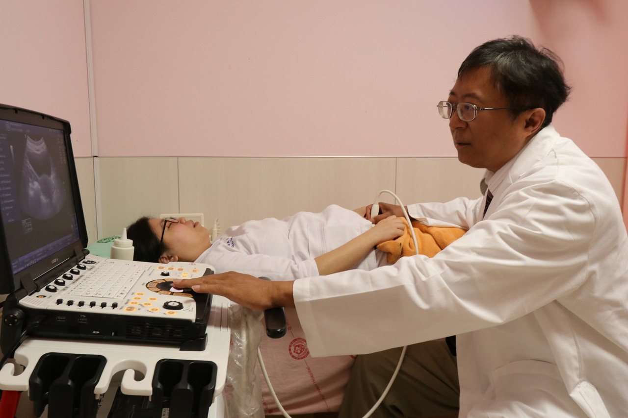 亞洲大學附屬醫院婦科主任陳泰昌說，使用腹腔鏡處理子宮肌瘤較傳統開腹式困難許多，但術後不僅傷口小、疼痛少、住院天數也少，還大幅減少沾黏的機率。圖／亞洲大學附屬醫院提供