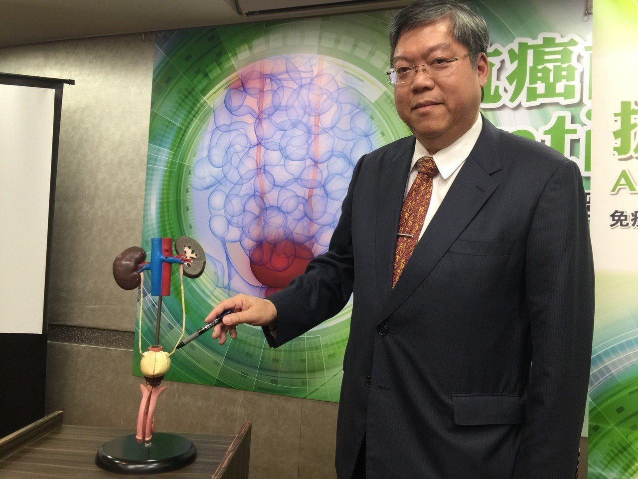 台灣泌尿腫瘤醫學會理事長江博暉說明台灣罹患尿路上皮癌現況。

