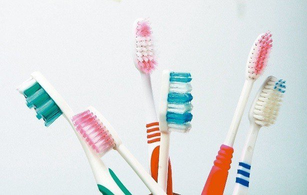 牙刷常處於潮濕狀態，病原體易滋生繁殖，對身體健康極為不利。 報系資料照