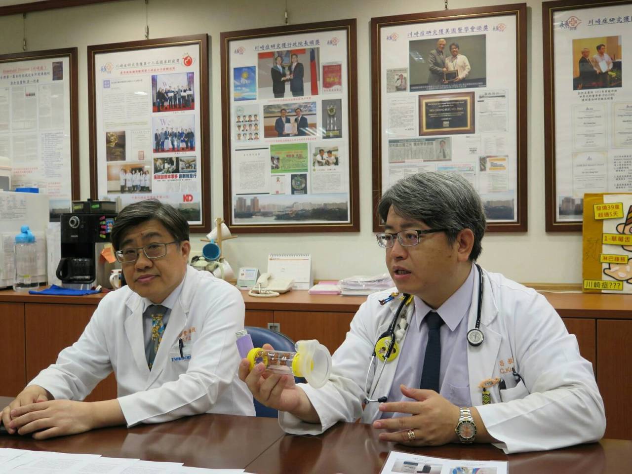 高雄長庚醫院醫師劉世豐（左）與郭和昌（右）研究發現，氣喘兒使用吸入型類固醇，罹患青光眼風險反而比較低。記者徐白櫻／攝影