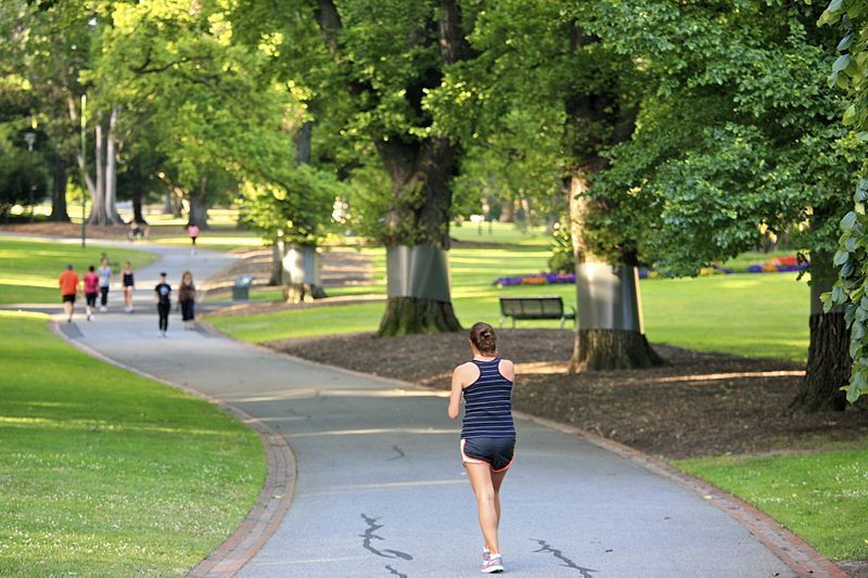 圖說：研究發現快步、正常步速的人比走路速度慢的人還要長壽。（photo by wikipedia）
