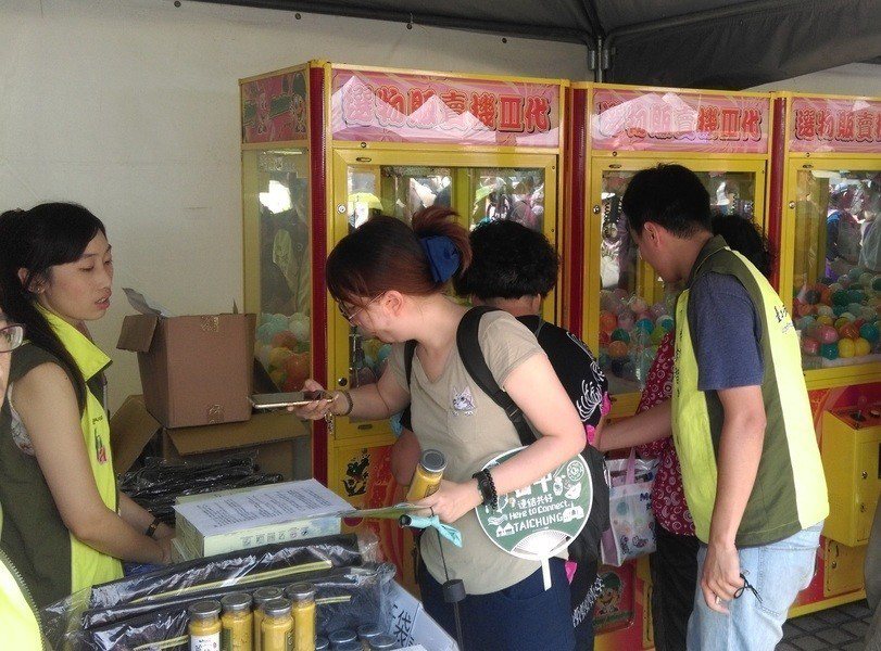 圖說：民眾於台北市藥師公會的攤位進行夾娃娃機闖活動，藉由遊戲了解用藥安全知識，還能抽電動機車等大獎。（photo by 蔡岳宏／台灣醒報）