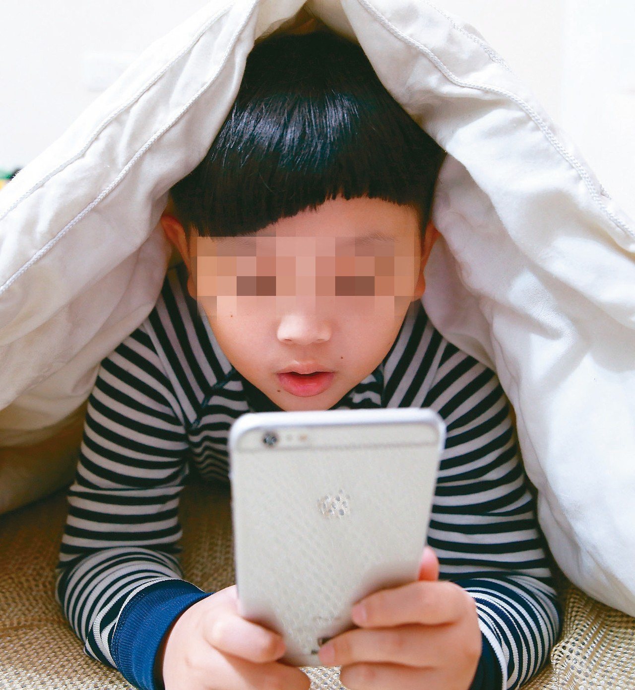 兒童在睡前玩手機會影響睡眠，(情境照，非新聞中人物。)
