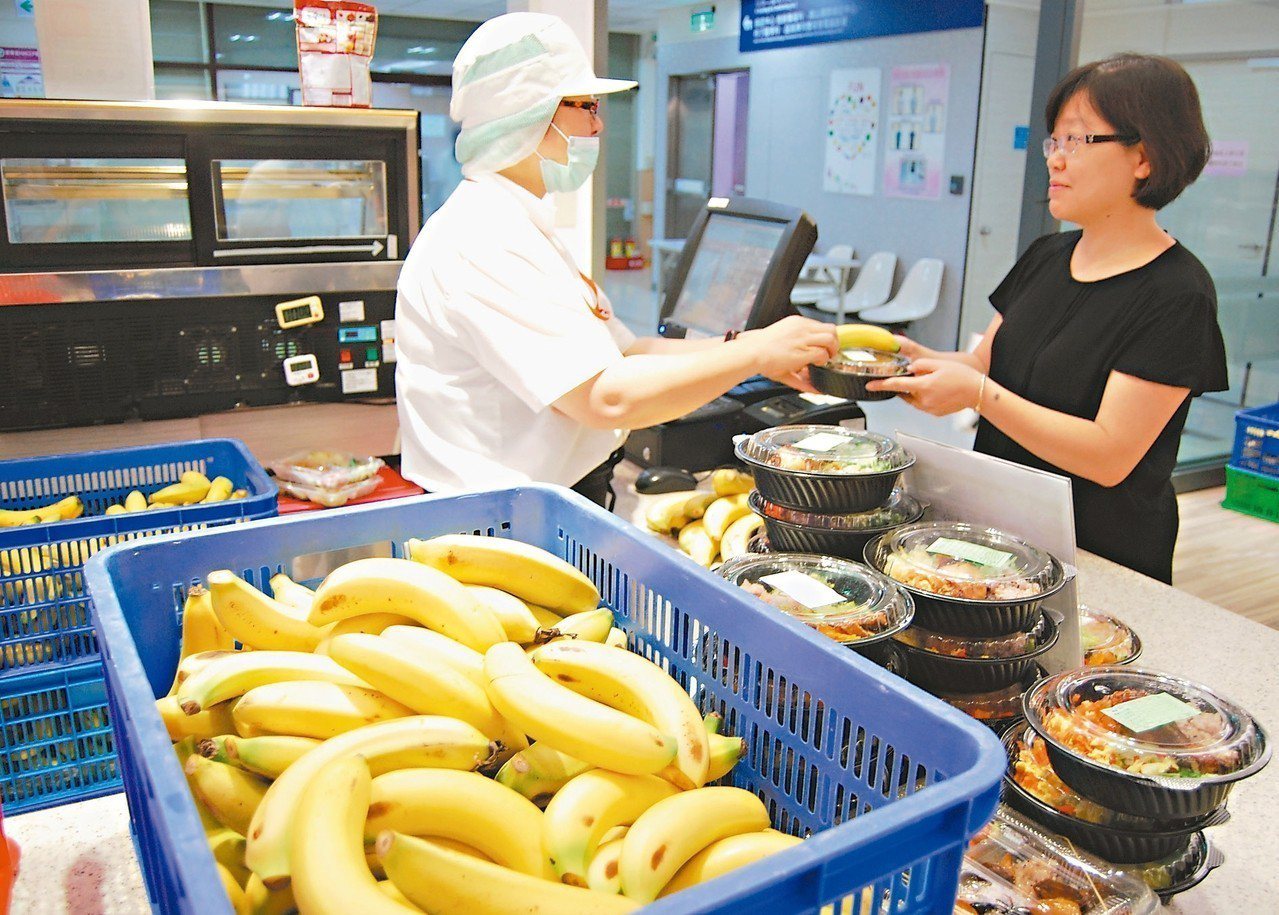 香蕉產量過剩，北醫附醫購買大量香蕉，免費提供給員工。