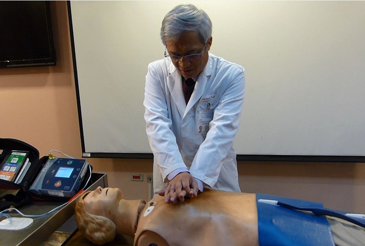 台中榮總急診部主任蔡哲宏示範CPR，雙手打直，手掌疊起，對準兩胸中間，以每分鐘100下速度持續按壓，直到使用AED，或救護員到場接手。記者趙容萱／攝影