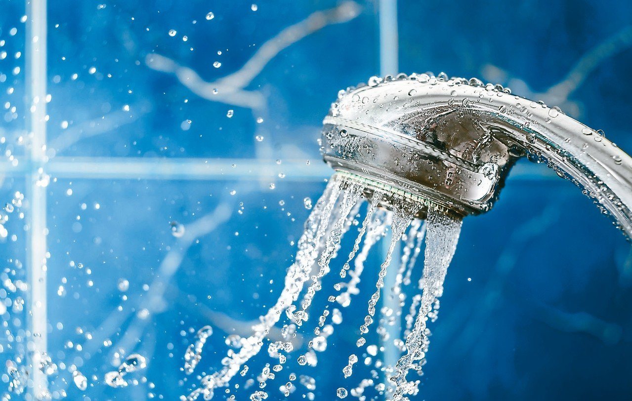 由於20～30℃的溫度，是黴菌活動力最旺盛的溫度，所以洗完澡後，可以用冷水沖洗牆壁、地板，就可以降低溫度