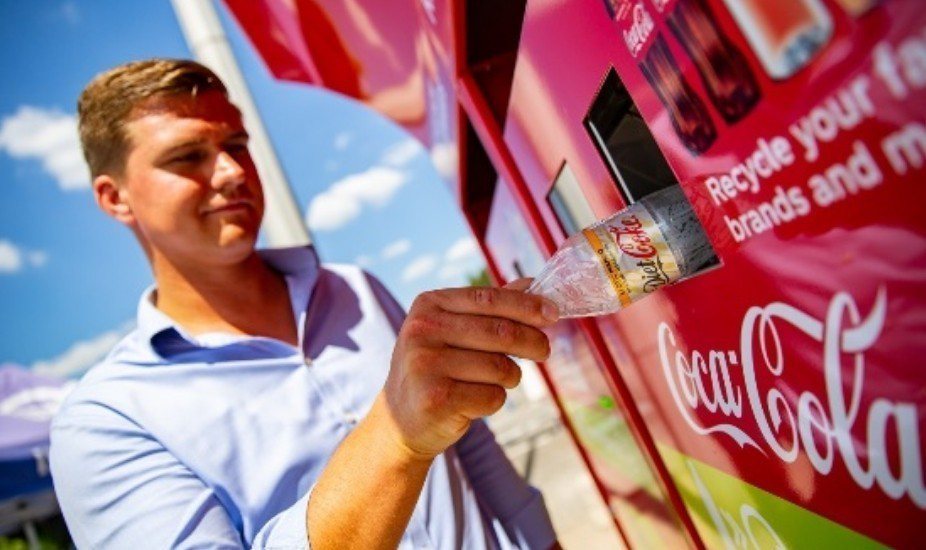 可口可樂公司使用自動粉碎空瓶機，鼓勵民眾確實回收。圖／翻攝Unisan UK官網