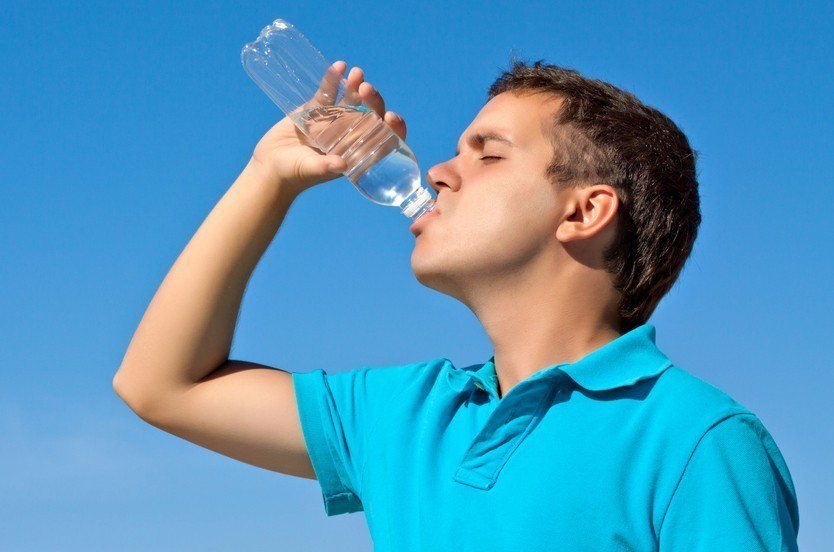 國健署建議，每天應喝足2000c.c的白開水，別等口渴才喝。