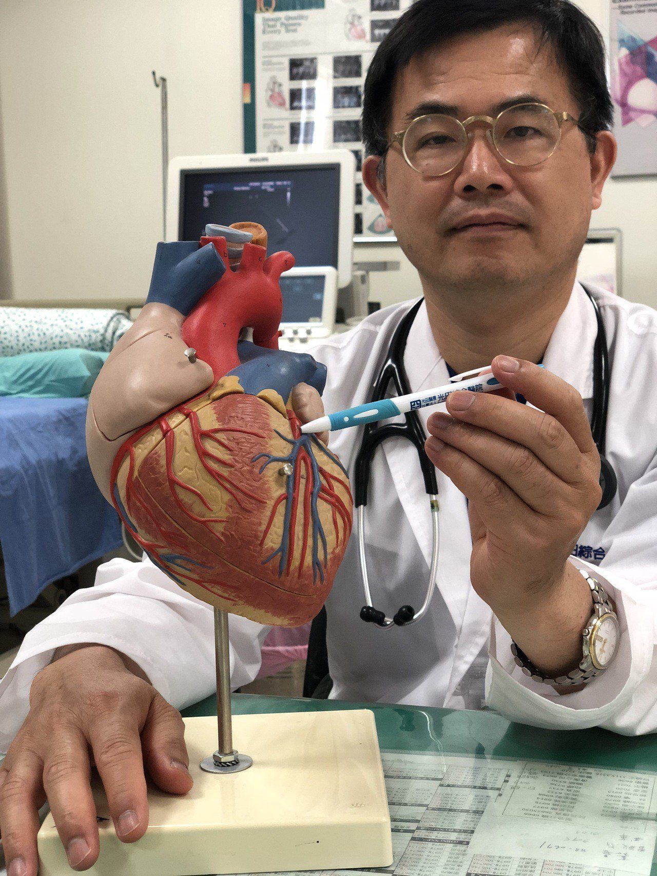 光田綜合醫院心臟內科醫師黃鴻儒說明，林姓工程師就醫時，其左前降枝冠狀動脈完全堵塞，有極高風險喪命。記者余采瀅／攝影
