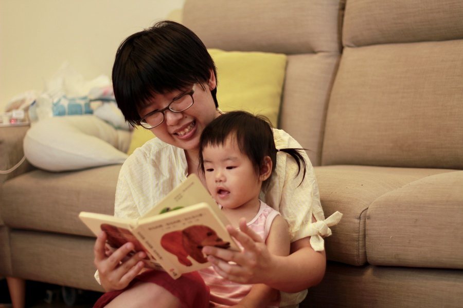 馬偕兒童神經科主治醫師陳慧如表示，親子共讀在孩童兩歲前就要培養，過了兩歲，很難養成習慣。（photo by 馬偕醫院提供）
