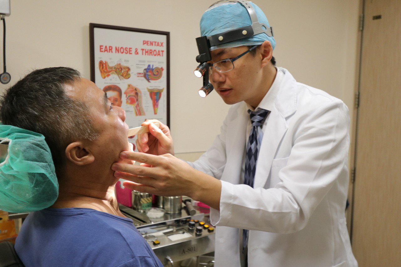 亞洲大學附屬醫院耳鼻喉部醫師黃純惟說，口腔癌好發於男性，是極容易復發的癌症。圖／亞洲大學附屬醫院提供