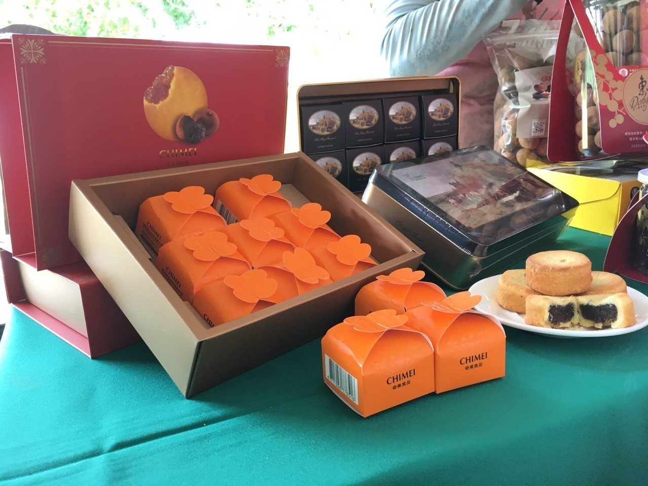 奇美食品公司發表桂圓（龍眼）酥禮盒等。圖／台南市農業局提供