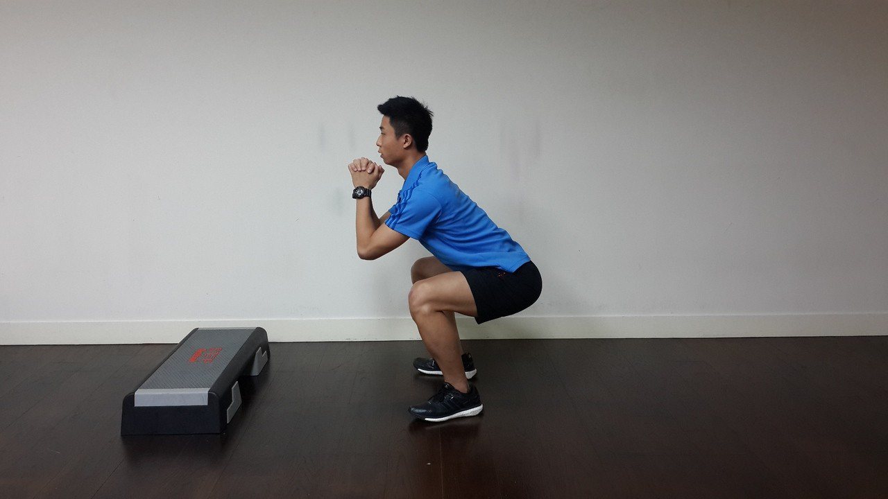 圖為深蹲訓練示範，須先行移動臀部，以臀部的力量帶動身體蹲下，與地面平行，並保持背部直線，不要拱背。圖／統一健身俱樂部提供