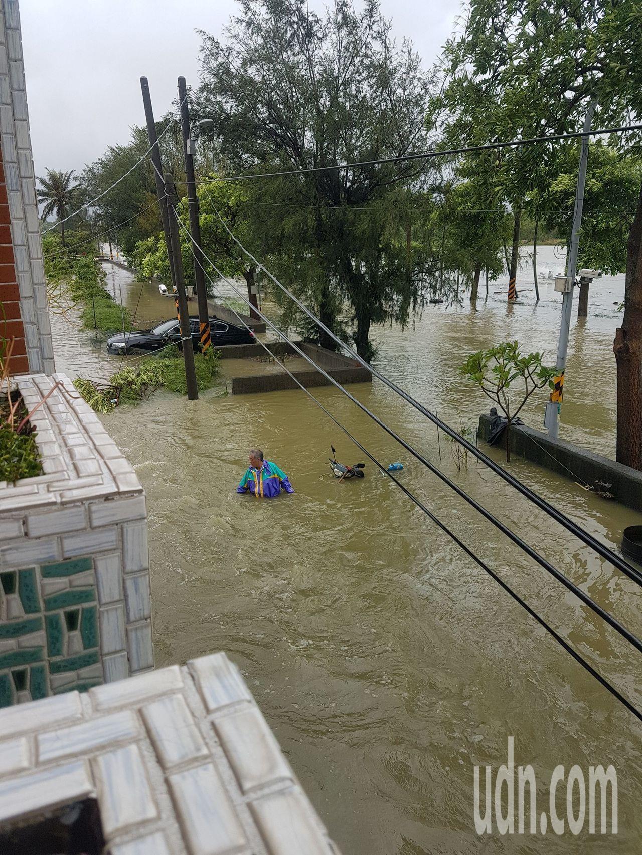 熱帶性低氣壓挾帶暴雨襲擊中南部，造成嚴重淹水災情。圖／讀者提供