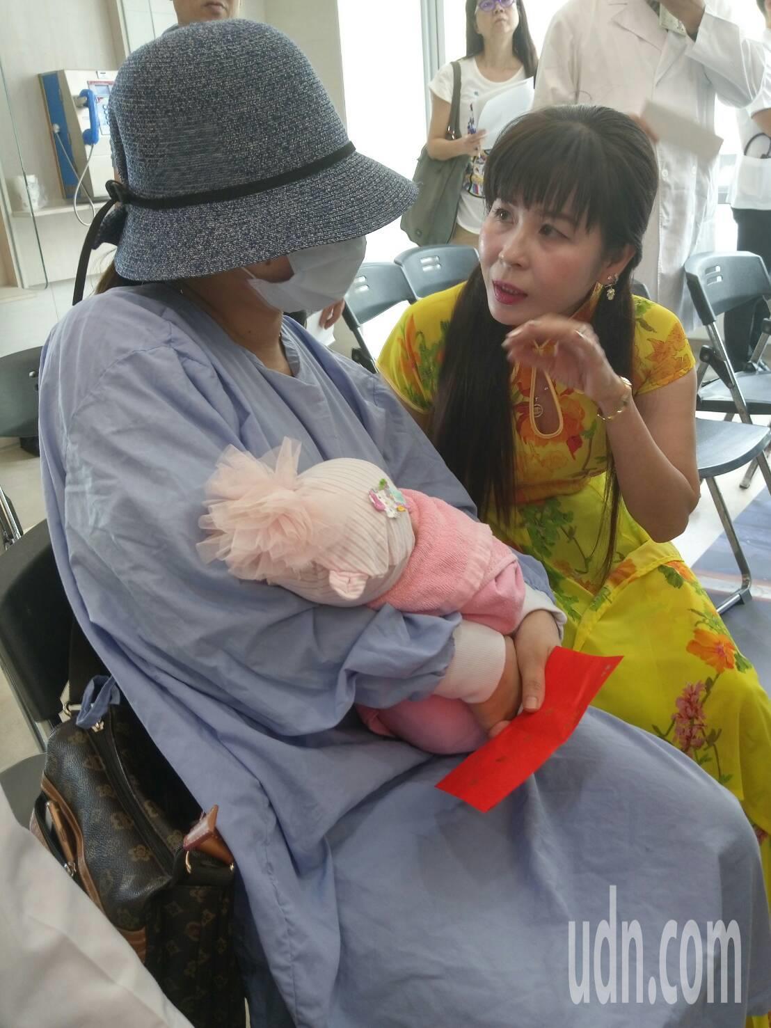 女嬰媽媽感謝北榮的照顧。記者陳雨鑫／攝影