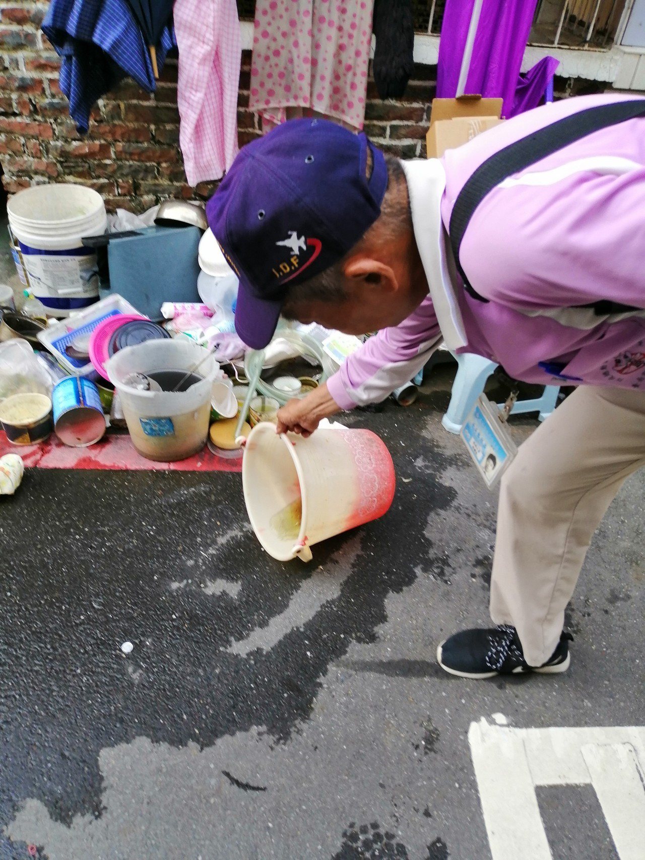 台南市政府防疫人員於本土登革熱個案活動地周邊進行孳生源查核。圖／疾管署提供