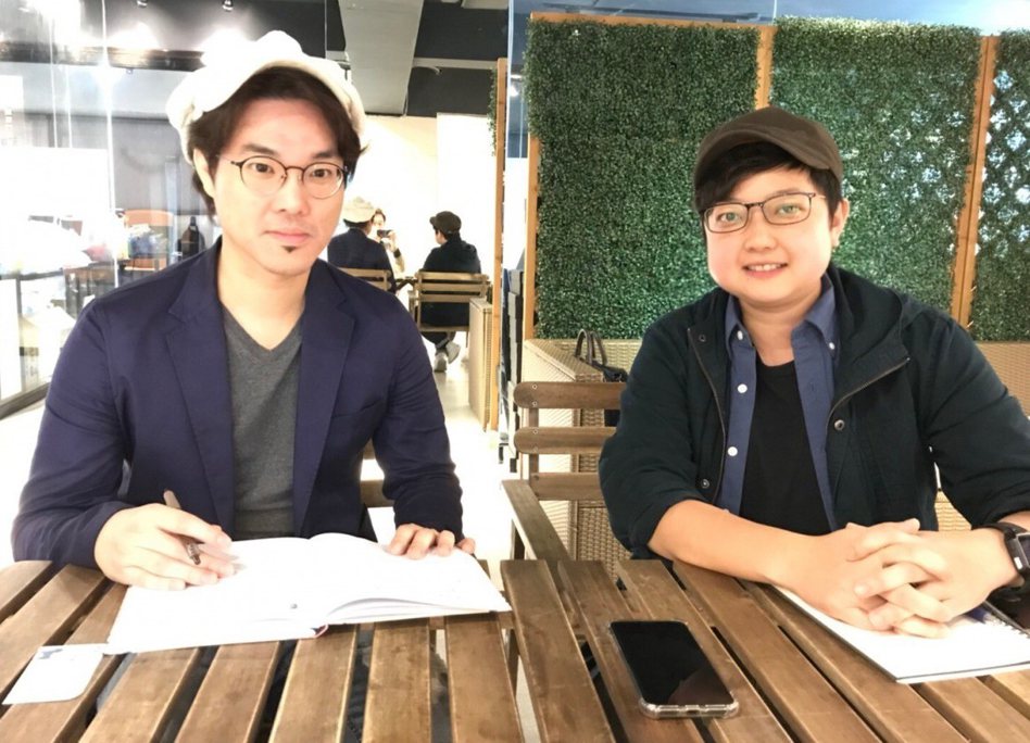 「意義製造」的創辦人黃柏霖（左）和劉毓菁（右）原來是在廣告及電視電影領域的工作者。圖／意義製造提供