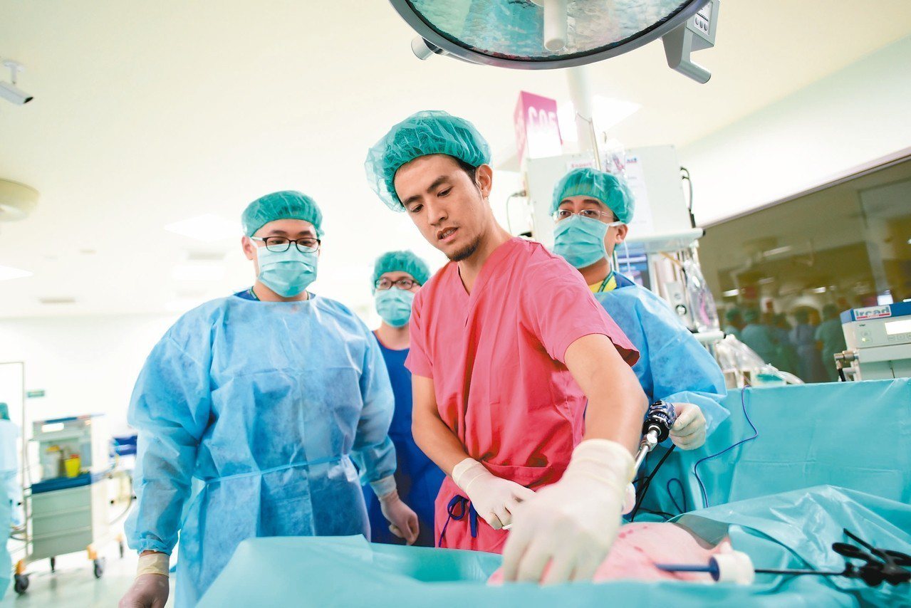 秀傳亞洲微創手術訓練中心開辦課程。