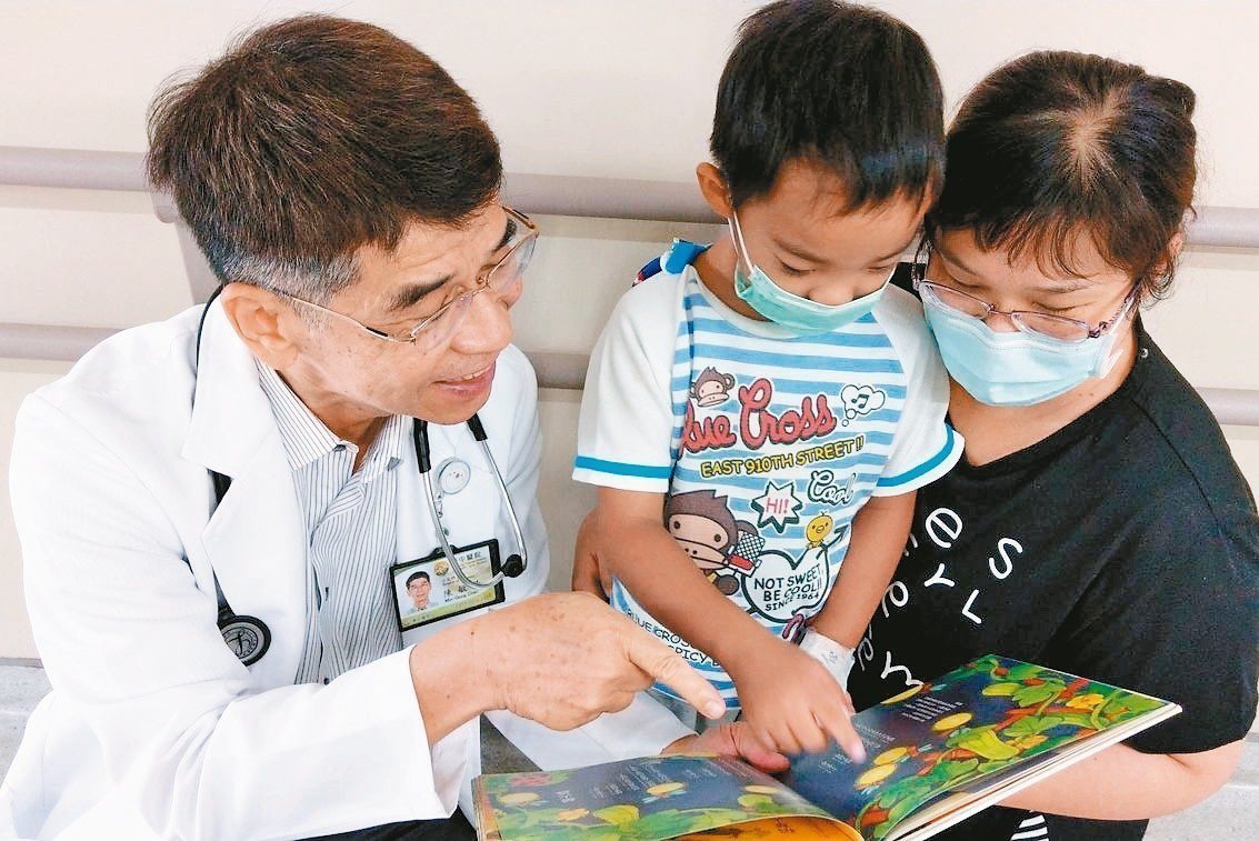 醫師陳敏恭（左）建議家長可陪伴孩子朗讀繪本、故事書，從小培養閱讀習慣。