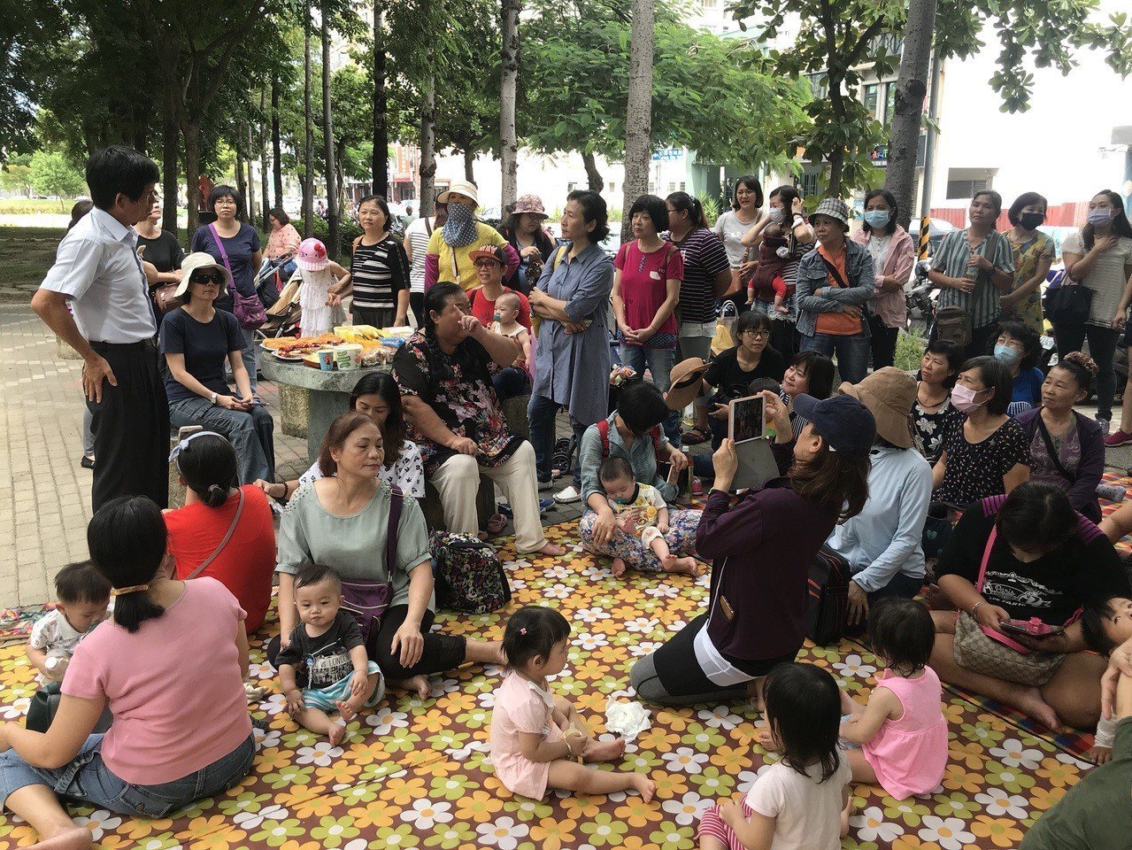 約30名保母昨到台南市政府前快閃野餐，表達對托育新制的不滿。記者鄭維真／攝影