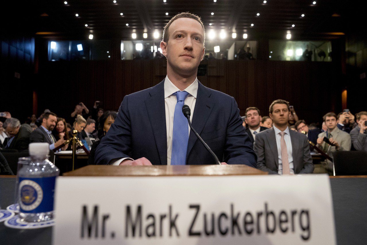 臉書創辦人兼執行長祖克柏今年4月因劍橋分析案赴國會出席聽證會。 （美聯社）