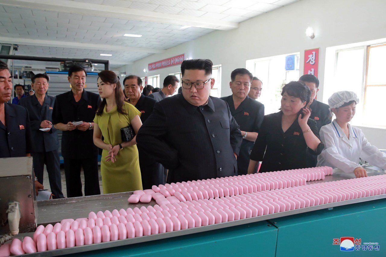 北韓領導人金正恩曾帶夫人李雪主視察平壤化妝品工廠。歐新社