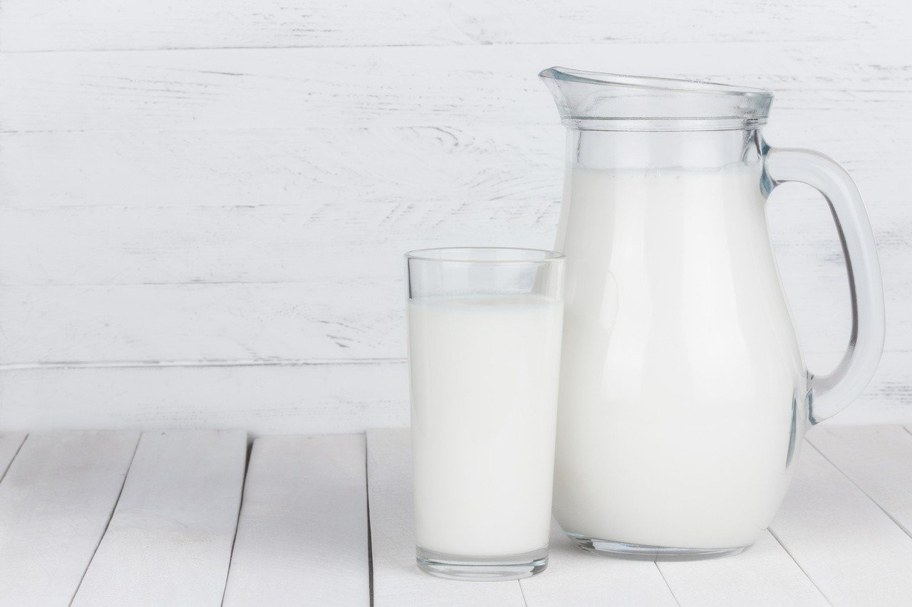 牛奶該選喝全脂或低脂好？專家認為，除非飽和脂肪攝取過量，不然不需特別選喝全脂或低脂奶。
