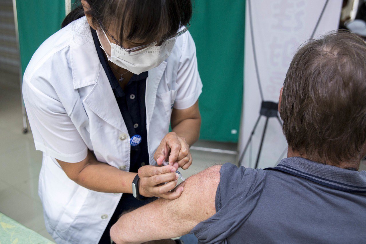 今年免費流感疫苗自10月15日開始施打。圖／新竹市衛生局提供