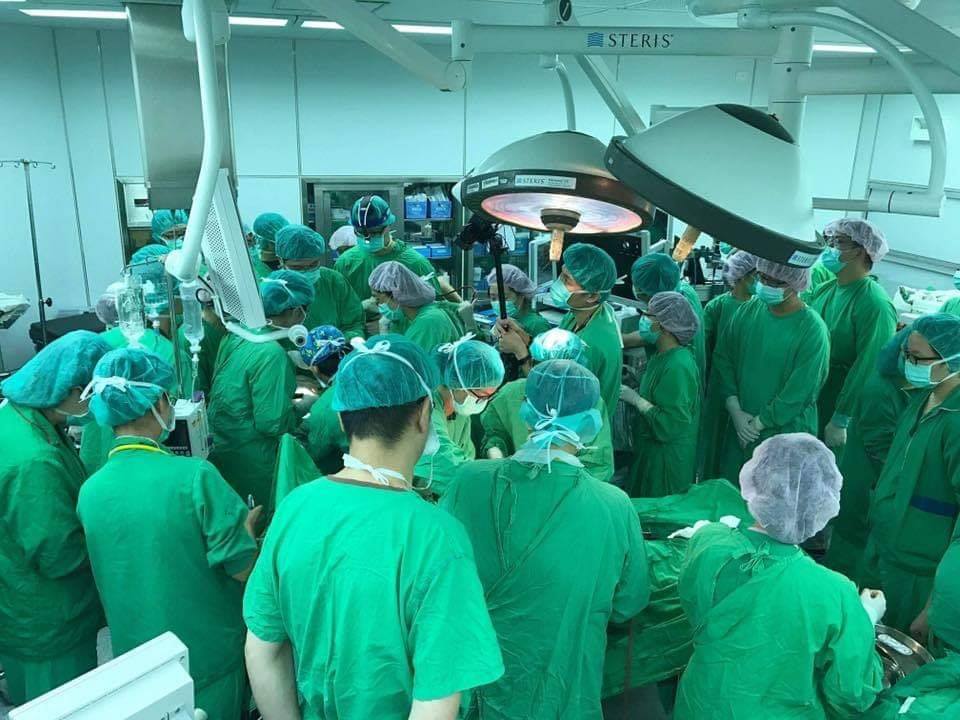 開刀房擠滿醫護人員，都是為了搶救一個新生兒。圖／取自施景中臉書