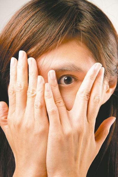 醫師表示，眼睛疲勞有時也會併有眼睛乾澀，是因上班族經常待在冷氣房內，加上工作專注時容易忘記眨眼，角膜上的淚液蒸散太快，就易眼乾不適。 圖／聯合報系資料照