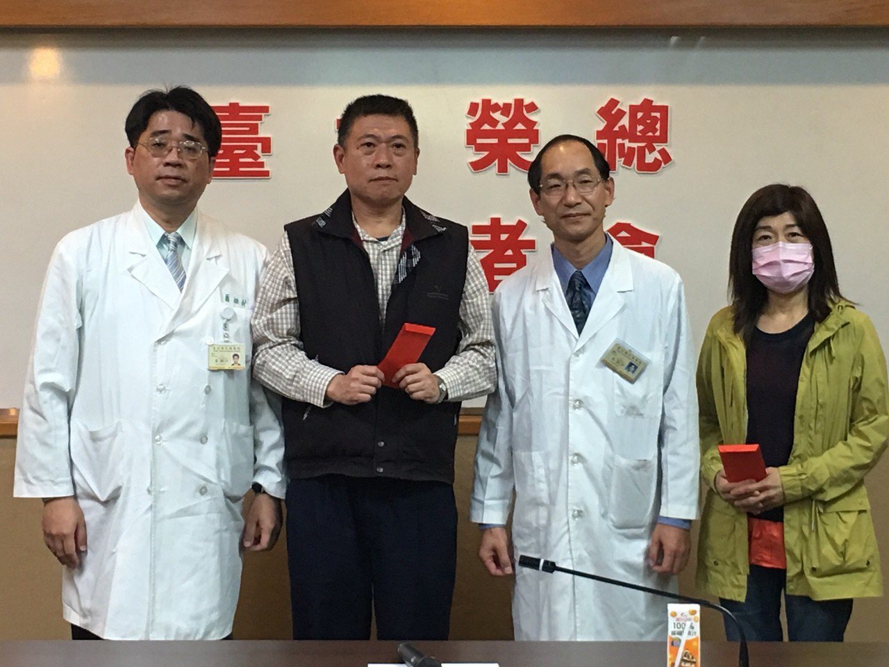 台北榮總利用「半相合造血幹細胞移植」，讓徐爸爸（左二）順利捐贈造血幹細胞給寶貝女兒，讓她能趕上今年9月成為大學新鮮人。　記者鄧桂芬／攝影