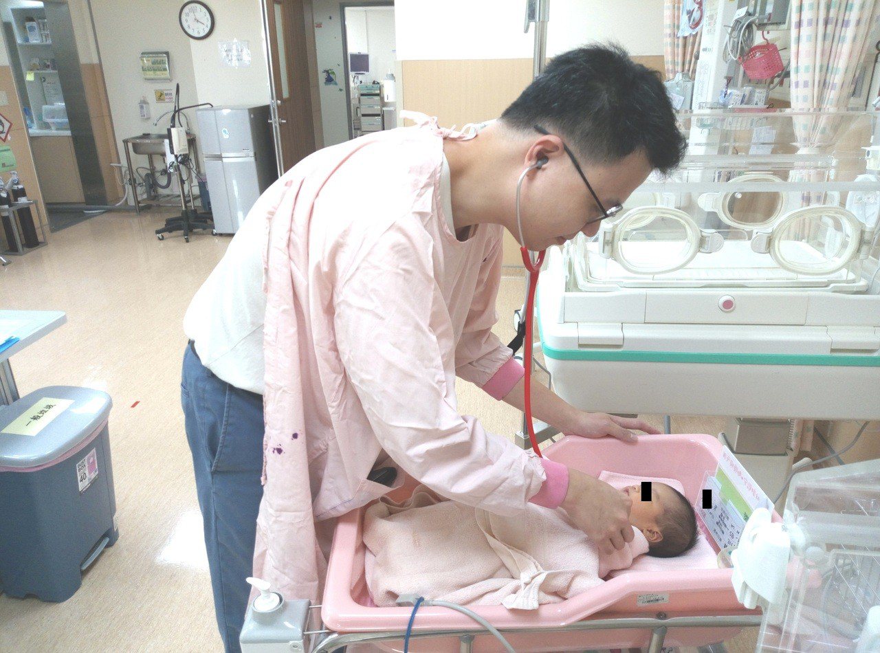 新生兒活動力、食慾下降，小心可能感染腸病毒，劉政彥醫師提醒接觸新生兒之前一定要洗手、更衣。圖／大千醫院提供