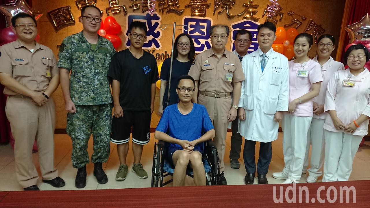35歲少校鍾易晉（前坐輪椅者）從鬼門關前被醫護人員全力搶救90分鐘後奇蹟生還，24日出院前感謝醫護人員讓他重獲新生。記者蔡容喬／攝影
