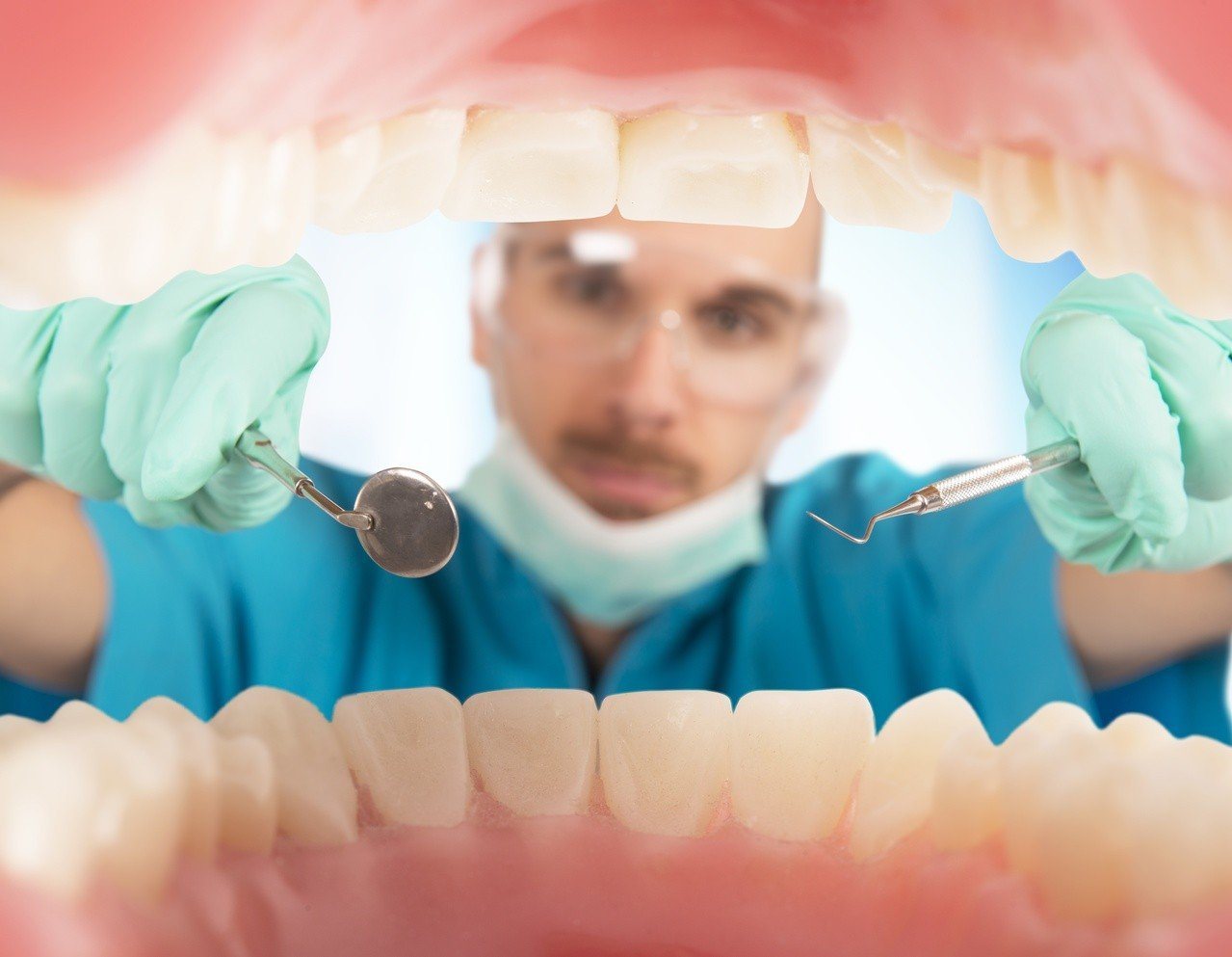 台北市牙醫師公會表示，已有多篇研究證實，缺牙會增五成以上失智風險，呼籲民眾從年輕開始護牙，可同時護腦、護肺且保健康。 圖╱123RF