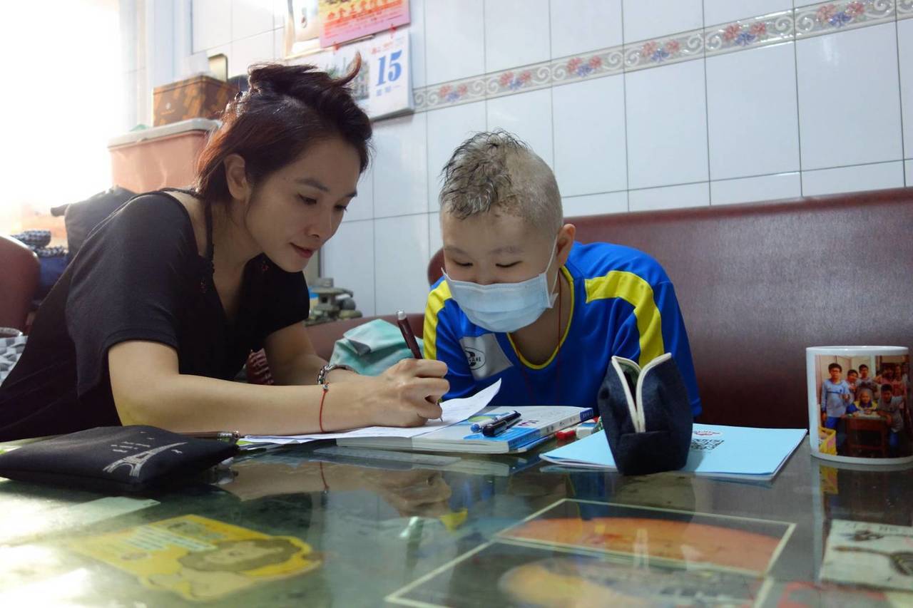 洪坤樺（右）是個懂事的孩子，學習不因生病而中斷。圖／高雄慈濟提供