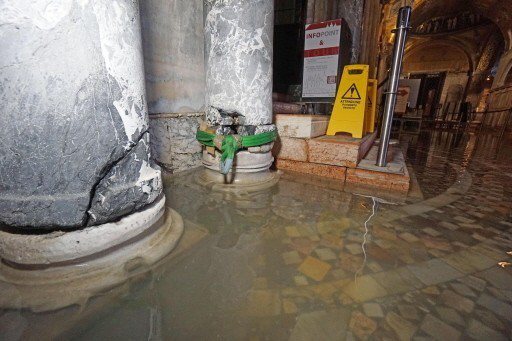 聖馬可大教堂的石柱基座和鑲嵌地板都泡在水中。 （歐新社）
