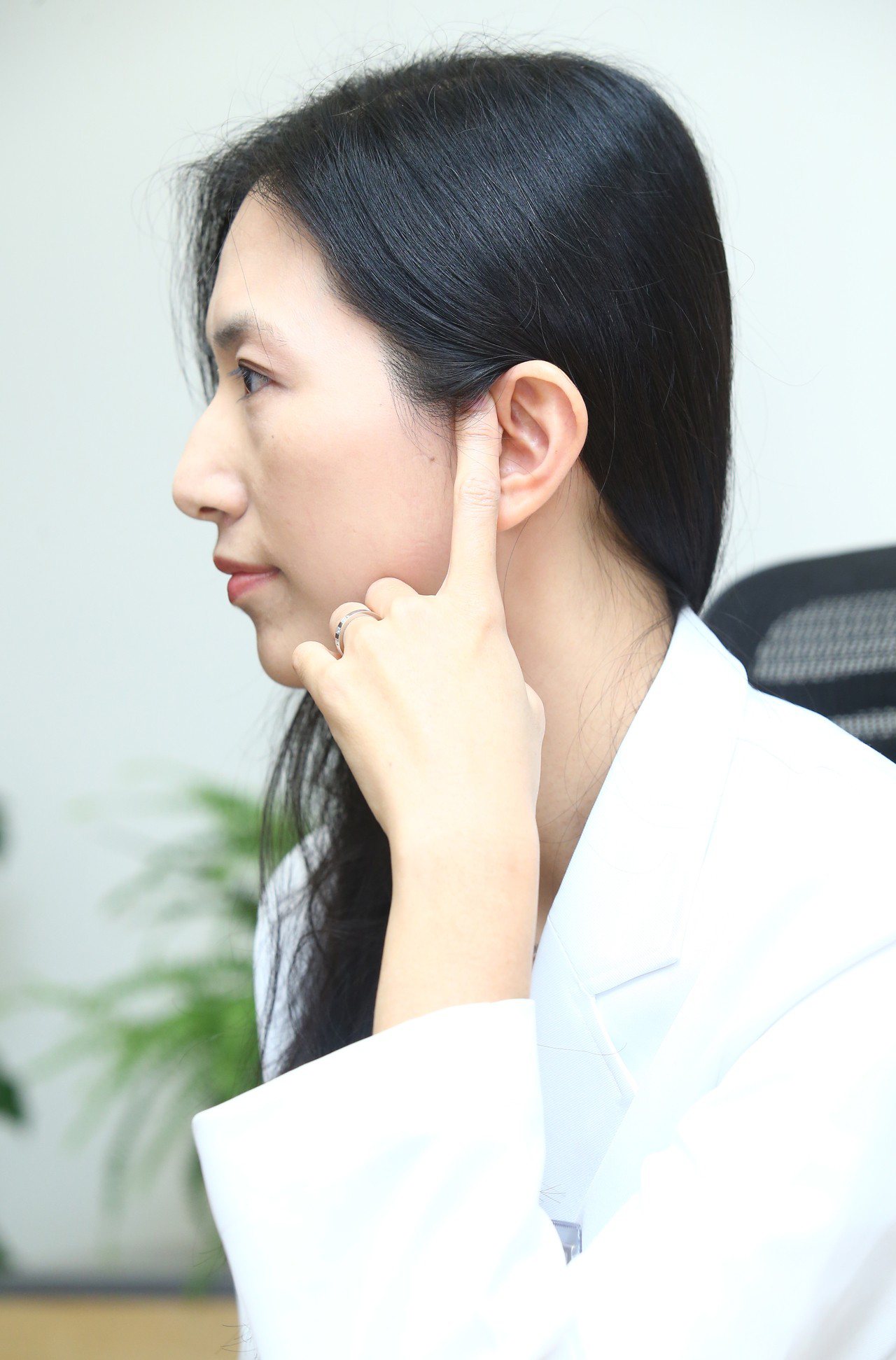 中醫師羅珮琳臉部按摩可瘦臉的耳門穴。記者曾學仁／攝影