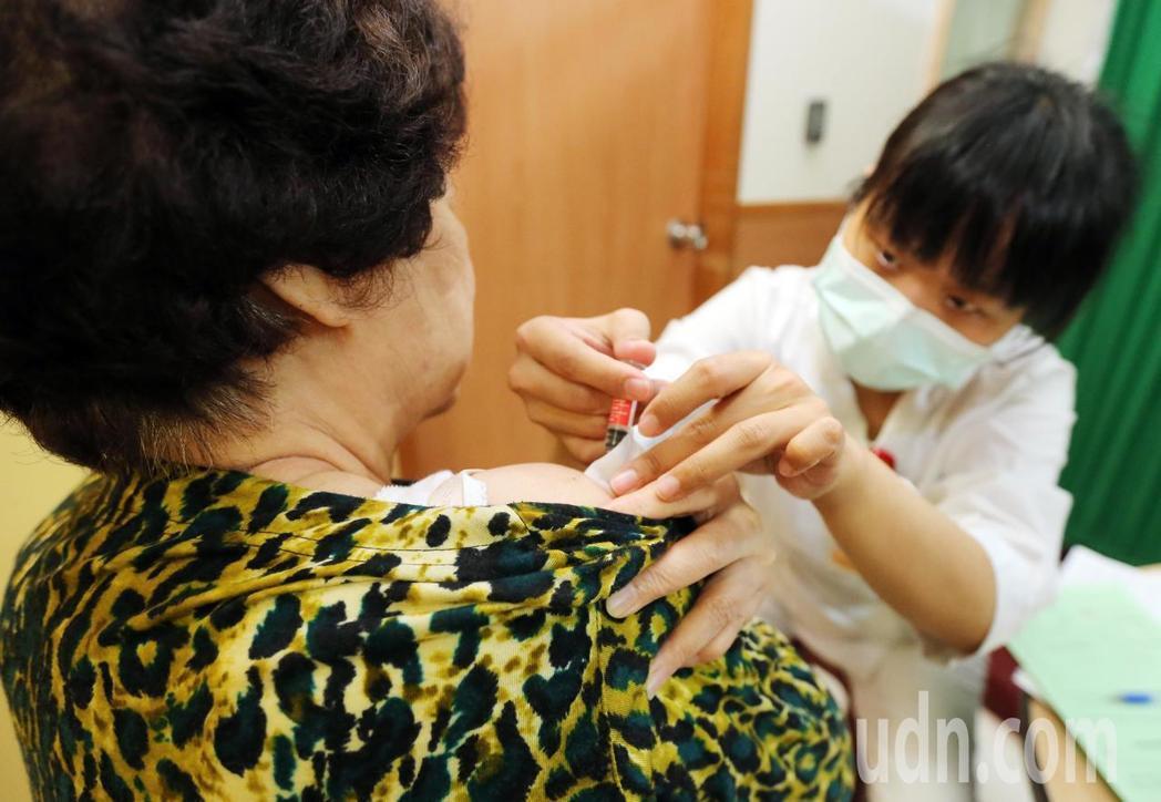 國內新增兩例流感併發重症死亡個案，分別是一名90多歲老婦及70多歲老翁，其中高齡98歲的個案，在接種流感疫苗四天後發病，甚至當天就死亡。示意圖非本人。聯合報系資料照