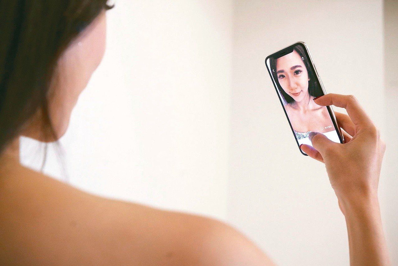 國內科技業者、新創團隊及邱昱勳共同開發一款App，術前將挑選的五官放在螢幕上的臉型，模擬術後外觀。