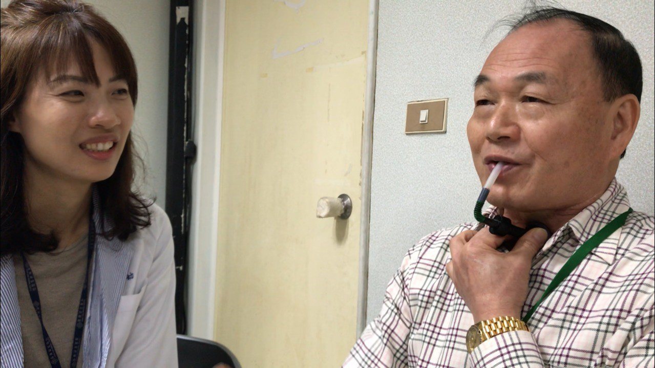 67歲的癌友劉守堂（右），運用發聲器說話和人互動，樂觀的他也主動擔任長庚醫院志工。記者許政榆／攝影