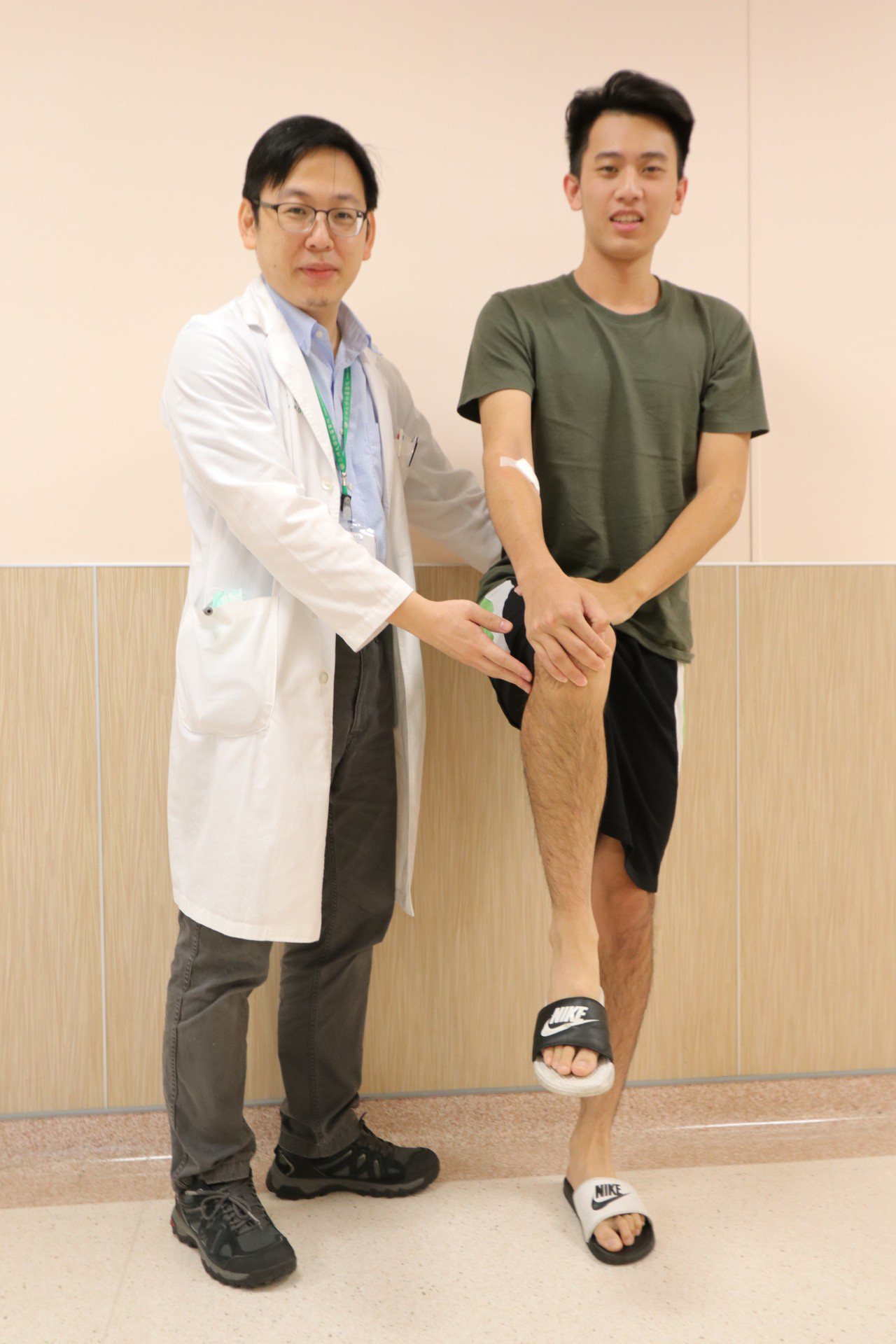 亞洲大學附屬醫院血液透析室主任林崇智（左）指出，橫紋肌溶解症的恢復約需數週時間，需等待肌細胞的再生。圖／
