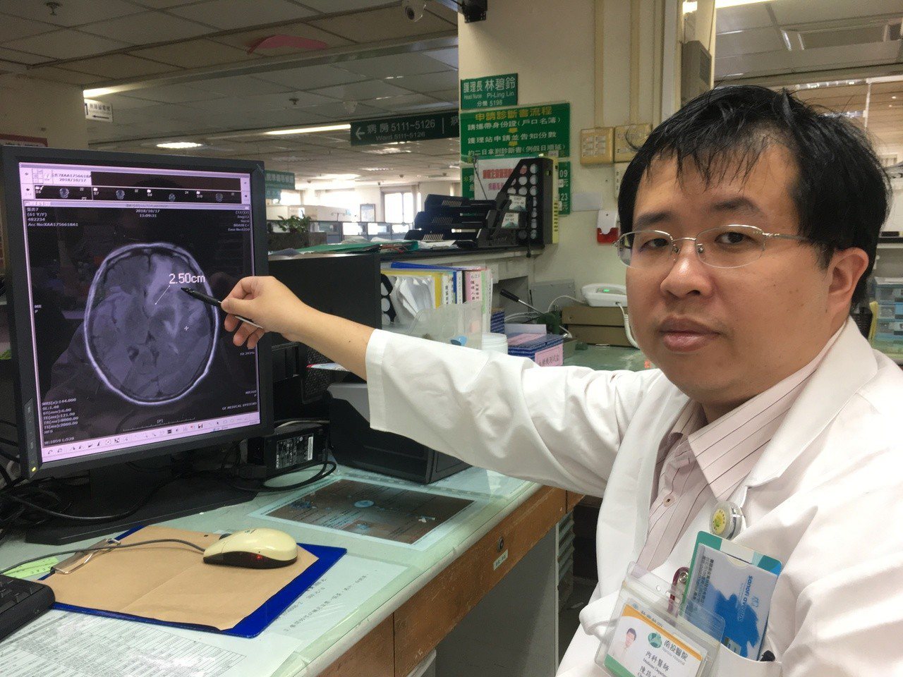 南投醫院陳筠方主任指出張姓婦人肺癌轉移到腦部，導致右側肢體無力。圖／南投醫院提供