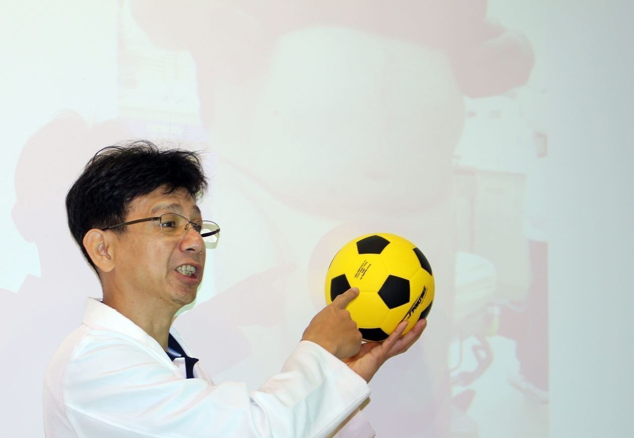 醫師蔡金宏說明，61歲盧姓工人怕手術影響工作，疝氣一拖8年，直到疝氣大如足球。圖／台中醫院提供