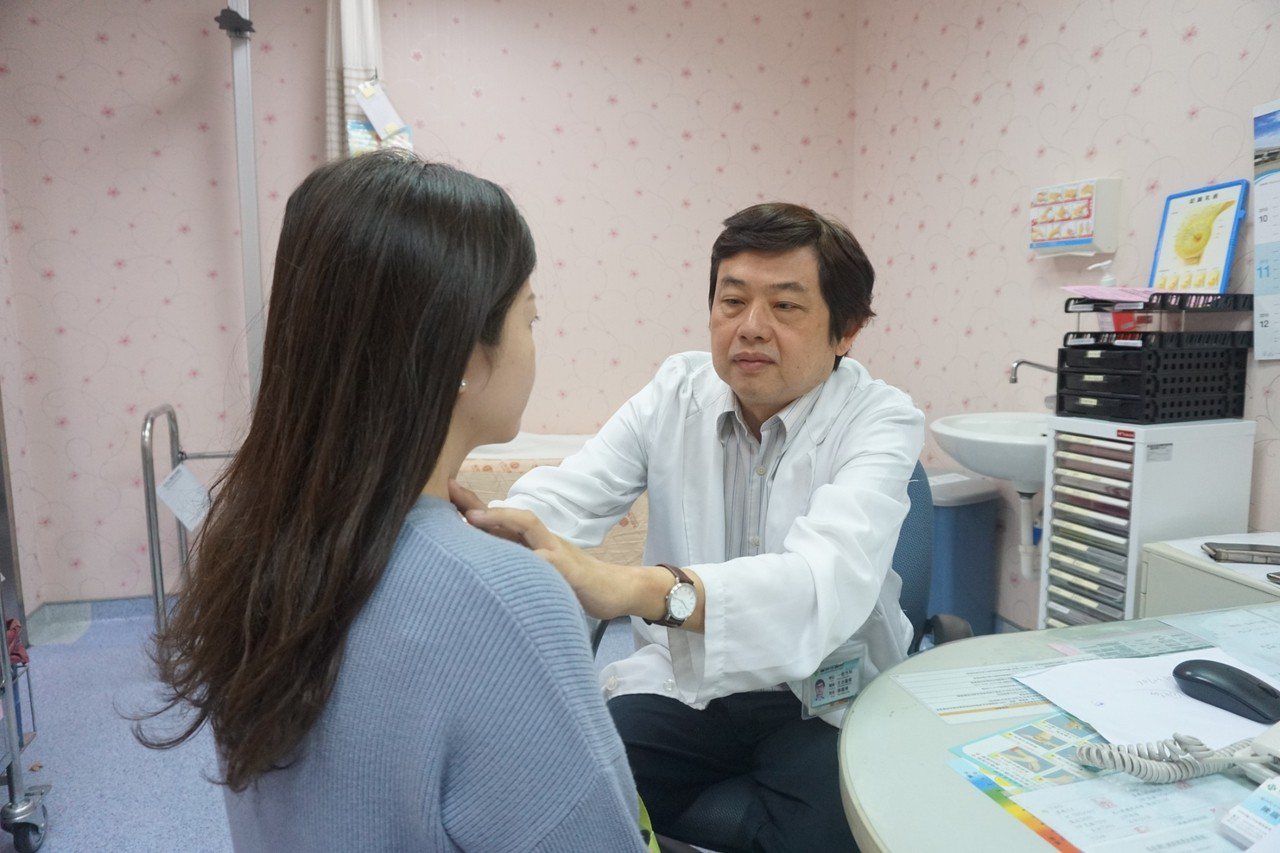 童綜合醫院一般外科主任陳國棟呼籲，甲狀腺結節好發於20歲到40歲的女性，有8成以上甲狀腺結節屬良性，一般良性結節只需定期至門診追蹤即可。圖／童綜合醫院提供