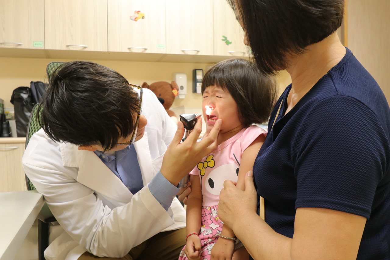 亞洲大學附屬醫院兒科部醫師陳劍韜說，孩子感冒若合併黃綠色鼻涕、咳嗽、發燒、喉嚨發炎、眼眶及臉部脹痛，可能為急性鼻竇炎，應立即赴醫治療。圖／亞洲大學附屬醫院提供