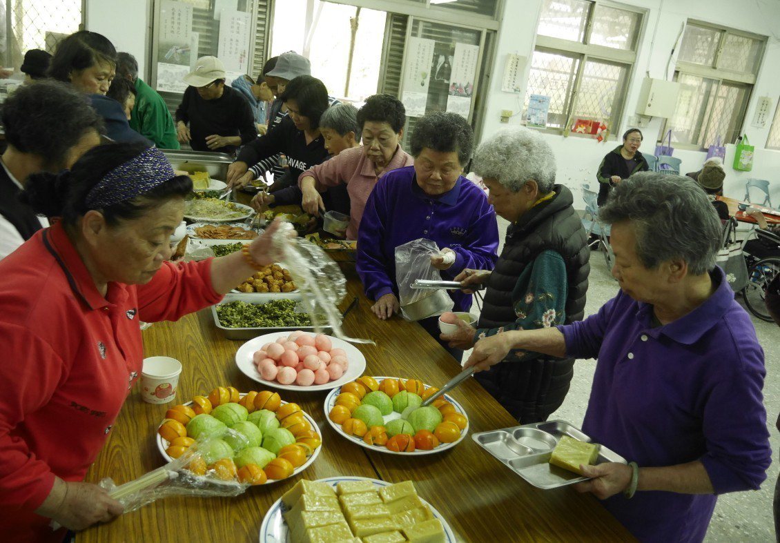 台灣邁入高齡化社會，國健署擬制定「台灣飲食質地製備指引」幫助長輩選擇並降低吞嚥傷害。 聯合報資料照片 記者吳淑君／攝影